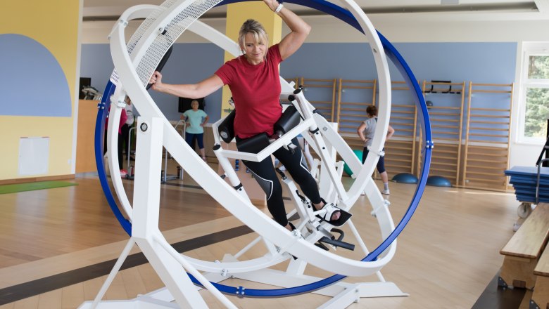 Frau trainiert in einem Fitnessgerät im Gesundheitsresort Königsberg.