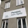 Fassade eines Geb&auml;udes mit einem Schild der Pension zum Spitz.
