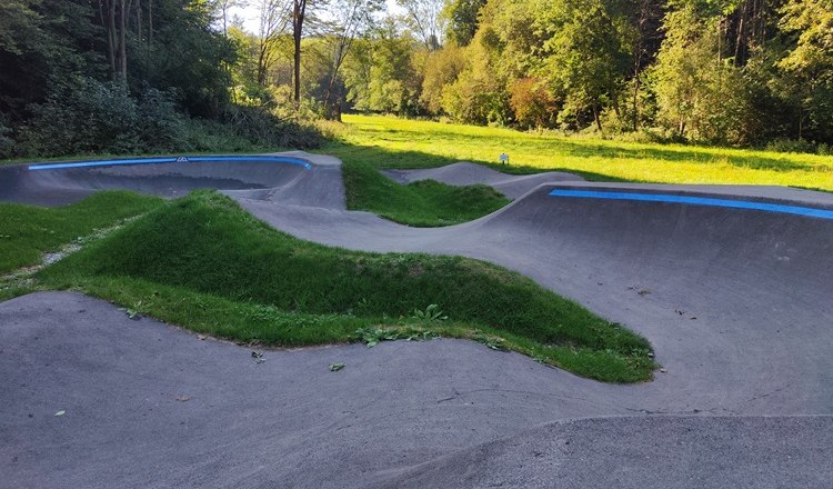 Pumptrack in Bad Sch&ouml;nau mit gr&uuml;ner Umgebung und B&auml;umen im Hintergrund.