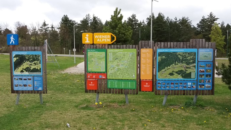 Wanderstartplatz mit großen, bunten Informationstafeln in den Wiener Alpen.