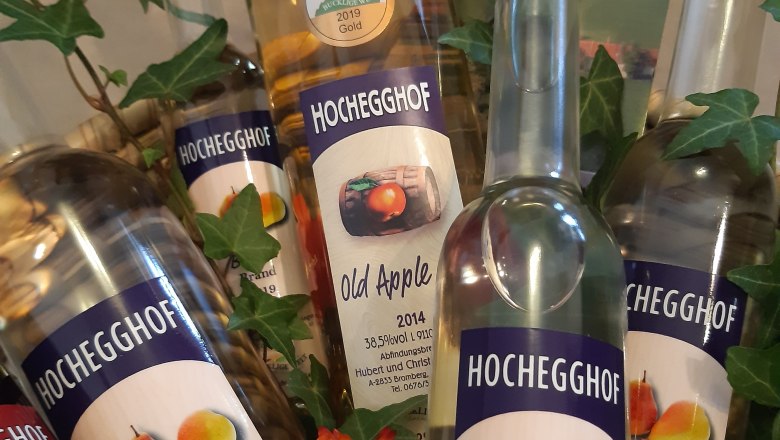 Ein Korb mit verschiedenen Flaschen gefüllt mit Spirituosen