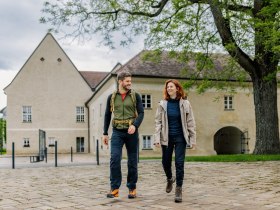 Vor dem Schloss Katzelsdorf, &copy; Wiener Alpen in Nieder&ouml;sterreich - Bad Erlach