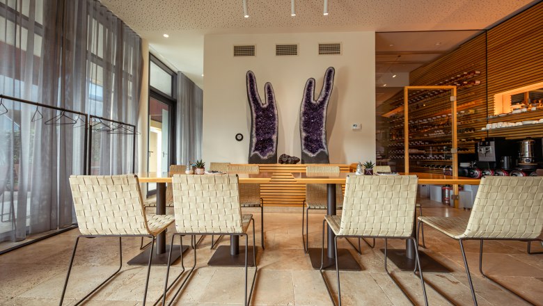 Innenansicht eines modernen Essbereichs mit großen Amethysten an der Wand.