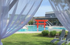 Blick aus einer der Thai-Hütten auf das Außenschwimmbecken in der Therme Linsberg Asia