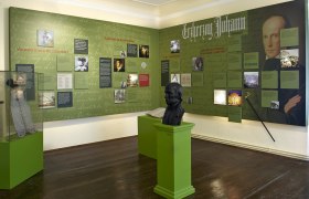 Ausstellungsraum über Erzherzog Johann mit Infotafeln und Büste.