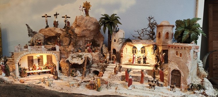 Gro&szlig;e Passionskrippe mit biblischen Szenen und Figuren in einer detaillierten Landschaft.