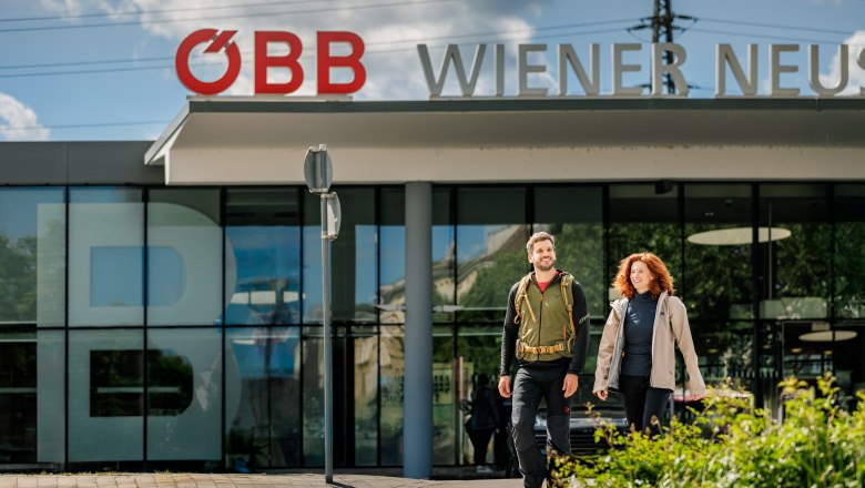 Öffentliche Anreise beim Hauptbahnhof Wiener Neustadt, © Wiener Alpen/Fülöp, Kremsl
