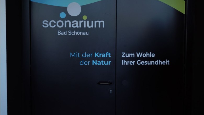 T&uuml;r mit dem Logo von Sconarium Bad Sch&ouml;nau und dem Slogan 'Mit der Kraft der Natur, Zum Wohle Ihrer Gesundheit'.
