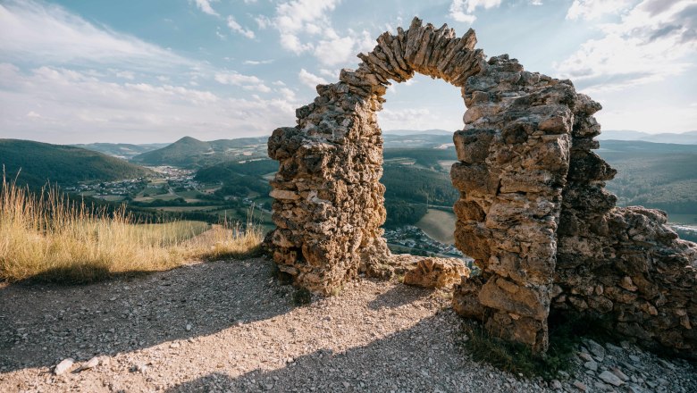 Ruine T&uuml;rkensturz mit Blick auf die umliegende Landschaft.