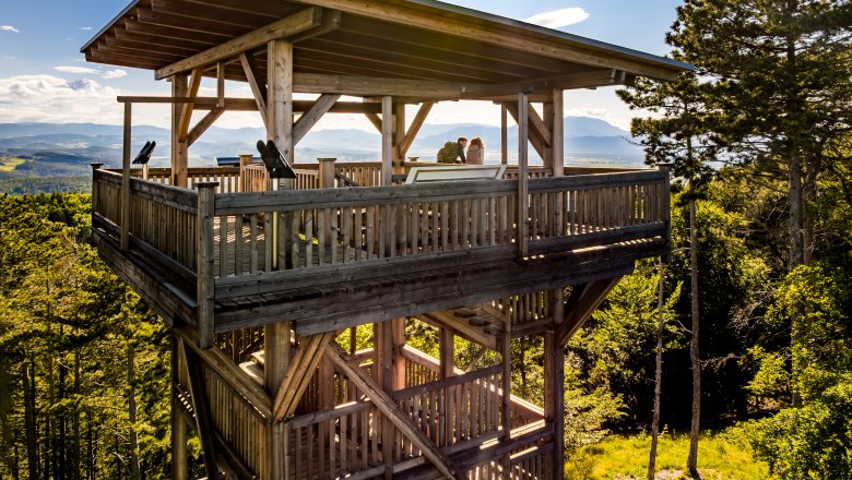 Am Aussichtsturm Lanzenkirchen-Wiesen, © Wiener Alpen/Fülöp, Kremsl
