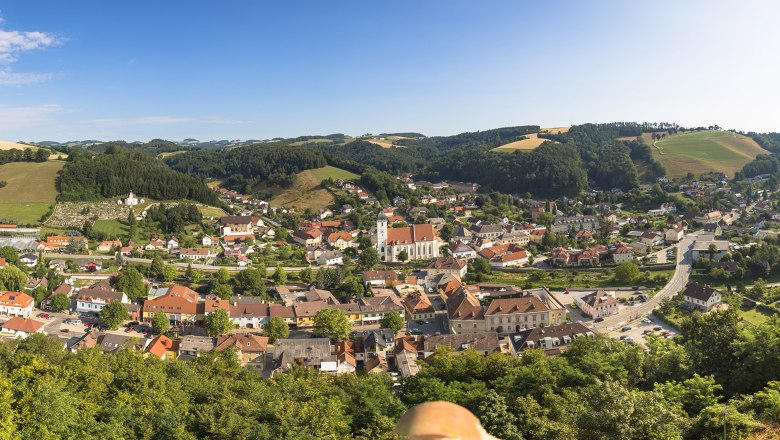 Panoramablick auf Kirchschlag in der Buckligen Welt, umgeben von Hügeln und Wäldern.