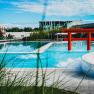 Außenansicht der Linsberg Asia Therme mit Pool und rotem Torii.
