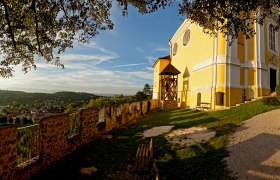 Panoramablick von der Bergkirche Pitten über die Landschaft bei Sonnenuntergang.