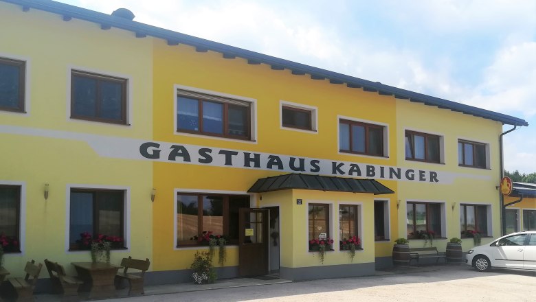 Gelbes Geb&auml;ude mit der Aufschrift 'Gasthaus Kabinger'.