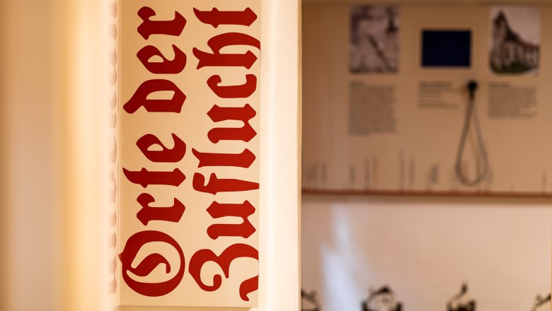 Ein Schild mit der Aufschrift 'Orte der Zuflucht' in der Ausstellung.