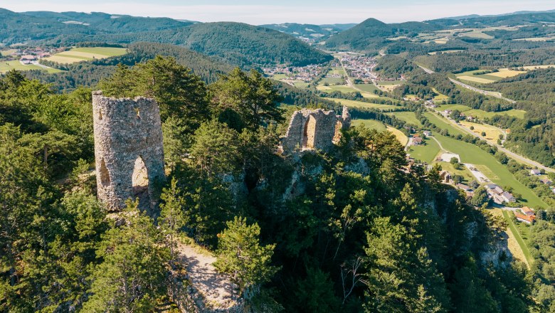 Luftaufnahme der Ruine T&uuml;rkensturz inmitten von bewaldeten H&uuml;geln und gr&uuml;nen T&auml;lern.